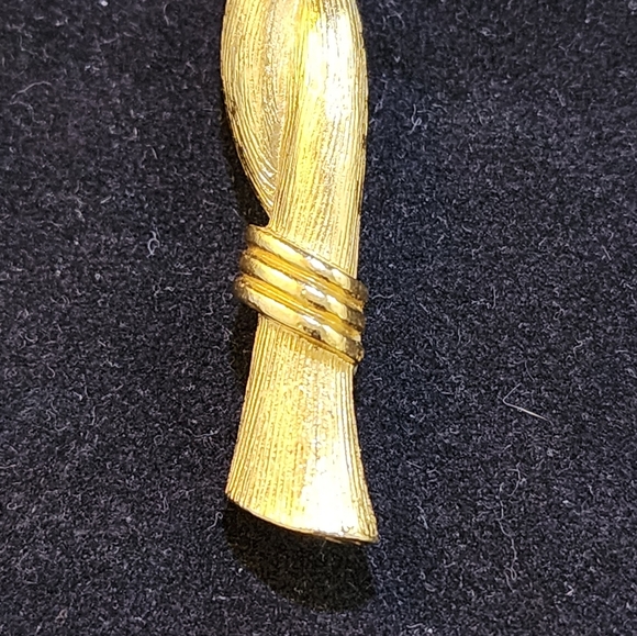 Vtg Signed Monet Gold Tone Ribbon Brooch Pin - Picture 4 of 9